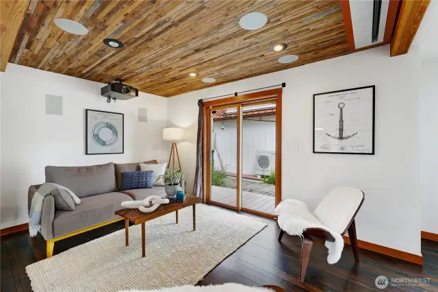 Living room w/ retractable TV screen