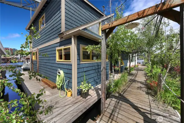 Wraparound deck
