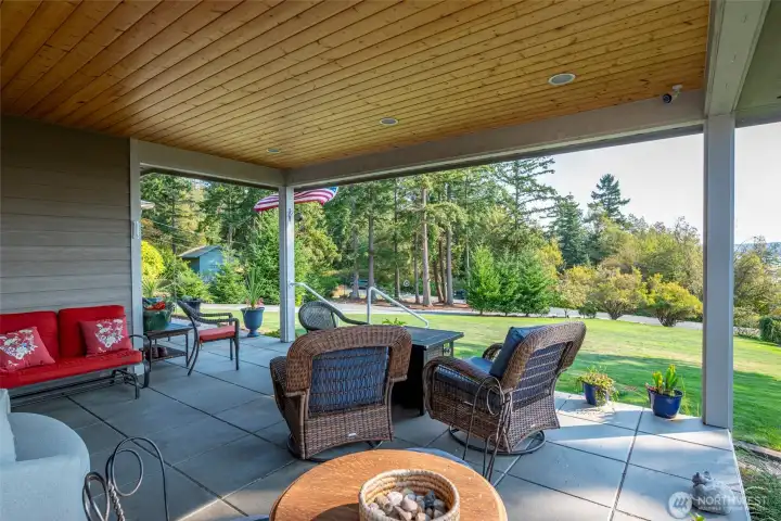 Larqge covered patio with build in lighting.