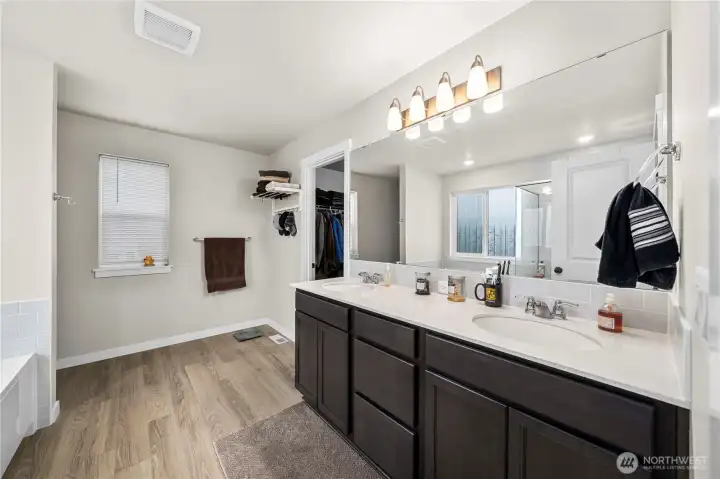 Five-piece primary bath