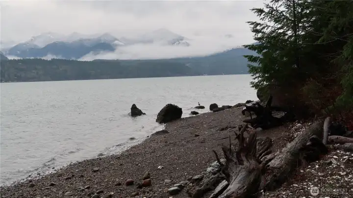 Beach has lots of seafood for those seafood lovers. Sit back and relax by the beach.