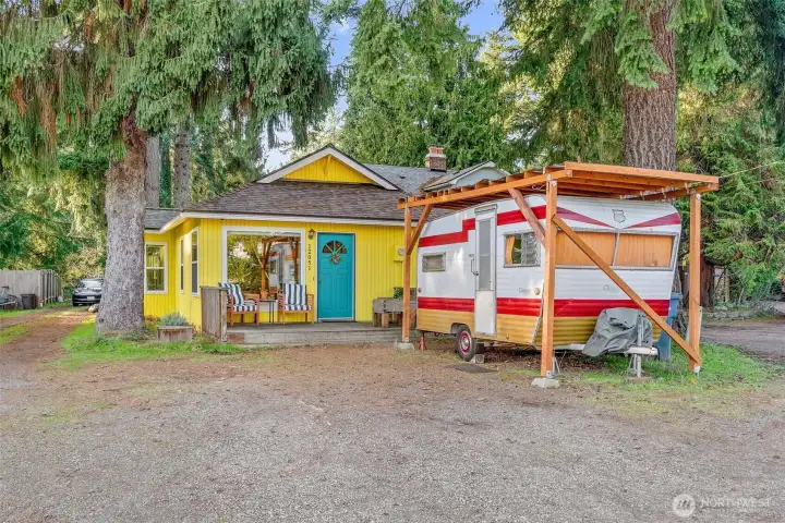 Eloise, the seller's trailer, can stay with the house or be removed