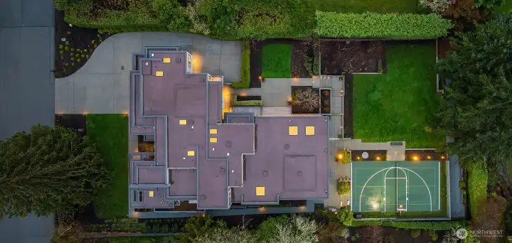 The level, spacious setting intentionally maximizes privacy and usability.