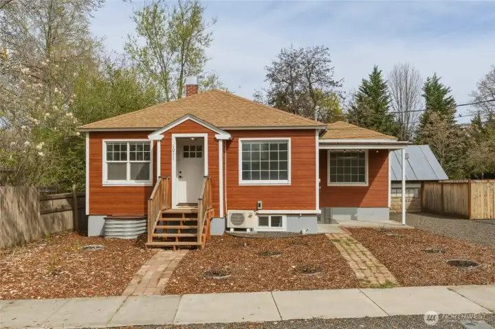 1011 & 1011 1/2 Waverly Street