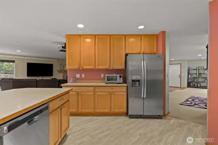 The lower cabinets feature pull out shelves for easy access to everything.