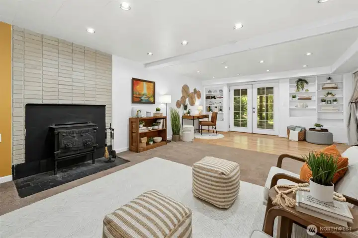 Versatile options for recreational room and office space