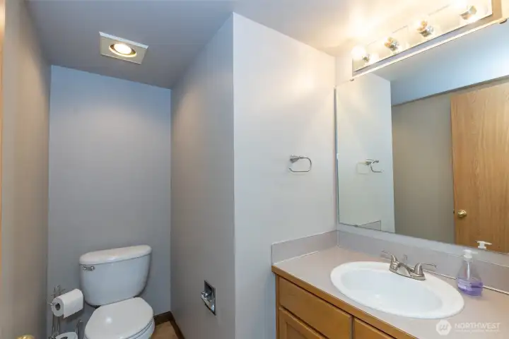 Main floor 1/2 bath