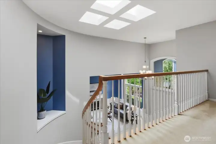 There is a nook on the left perfect for a reading area or artwork display. There is a nook on the left perfect for a reading area or artwork display.