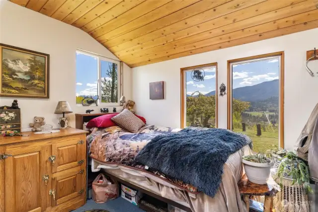 The Bear Den offers unobstructed views of majestic mountain ranges.