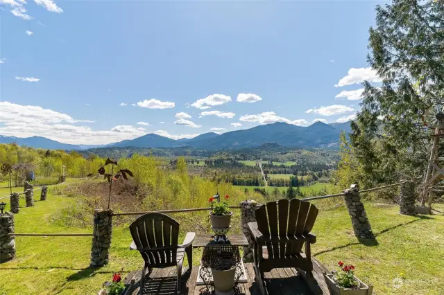Picture yourself seated at this precise location, savoring a cup of tea or coffee while gazing out over the valley, Skagit River, and majestic mountain ranges.