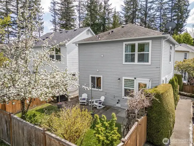 Exquisite move in ready 2BR, 2.5 bath townhome with fully fenced yard perfectly situation in the heart of Snoqualmie Ridge!