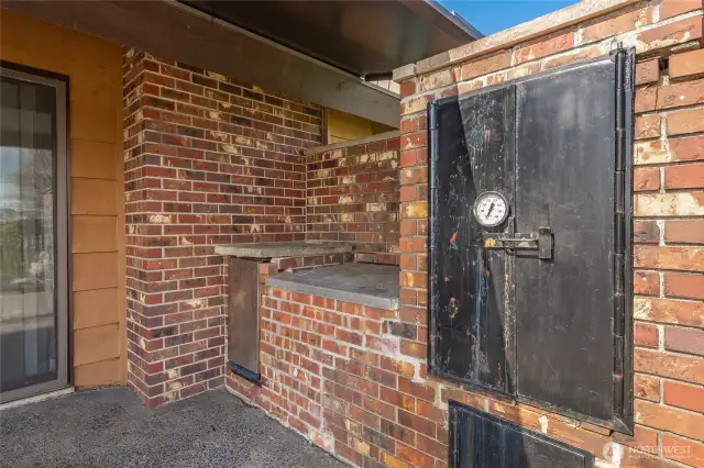 Outdoor smoker BBQ