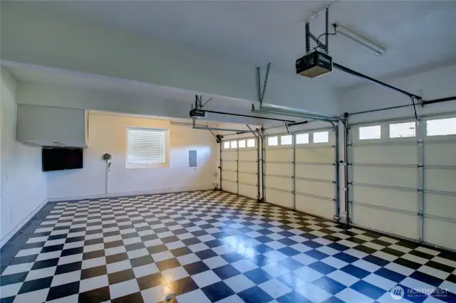 3 car garage with 10' ceilings and newly tiled floor.