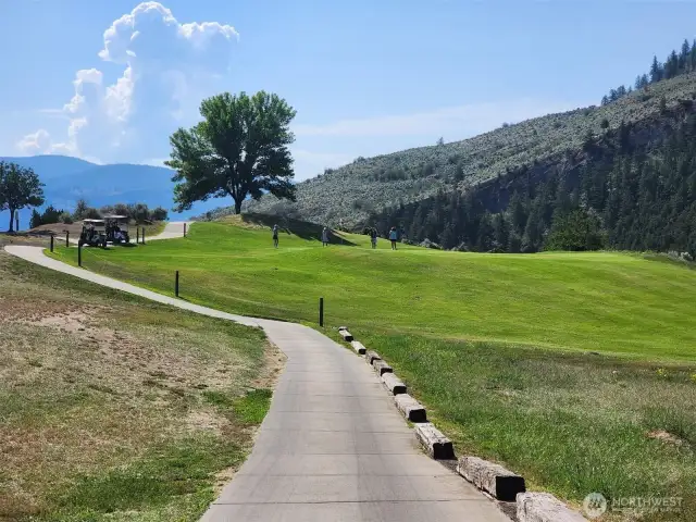 This amazing course is located above the Similkameen River