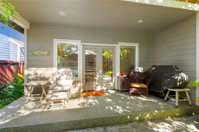 Cover back Patio. BBQ grill and furnitures stay with the house
