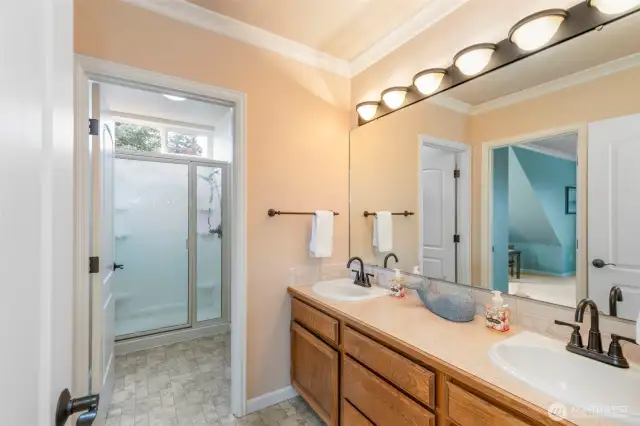 upstairs bathroom with access to the junior suite and 2nd floor with new faucets