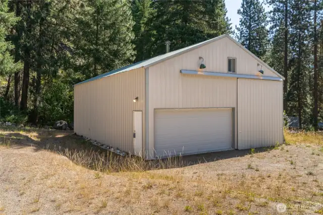 Huge Shop on own parcel with RV Hookup