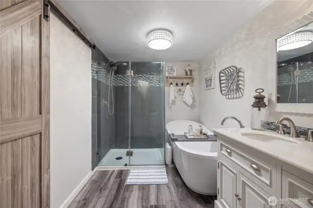 Beautiful 5 pc en-suite offers soaking tub and curb less shower!