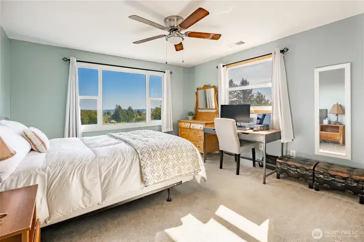 2nd upper bedroom