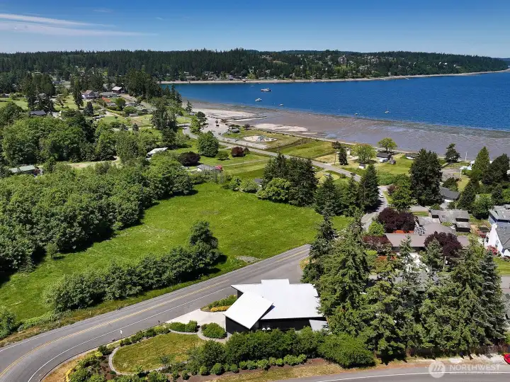 Close to the Freeland Park for access to Puget Sound via the public boat launch at the park. Close to the Freeland Park for access to Puget Sound via the public boat launch at the park.