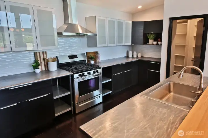 Spacious pantry space for foodstuffs and to store small appliances. Spacious pantry space for foodstuffs and to store small appliances.