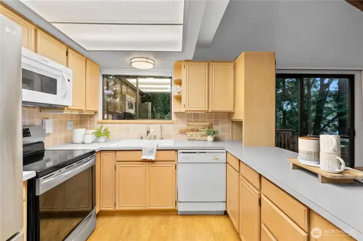 Well-cared for kitchen with plenty of storage/cabinet space