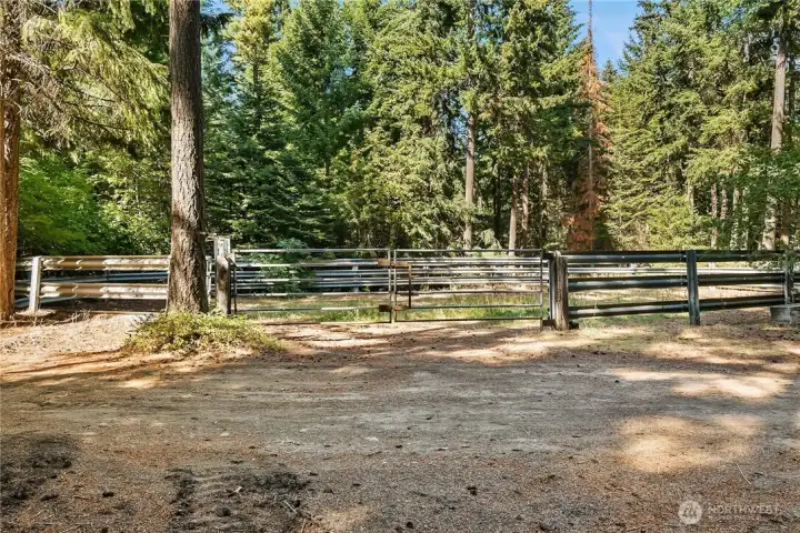 Nice sized round pen or corral for your 4 legged friends.