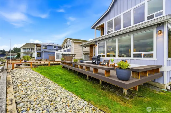 Expansive composite deck, built in seating, plenty of room to BBQ! Expansive composite deck, built in seating, plenty of room to BBQ!
