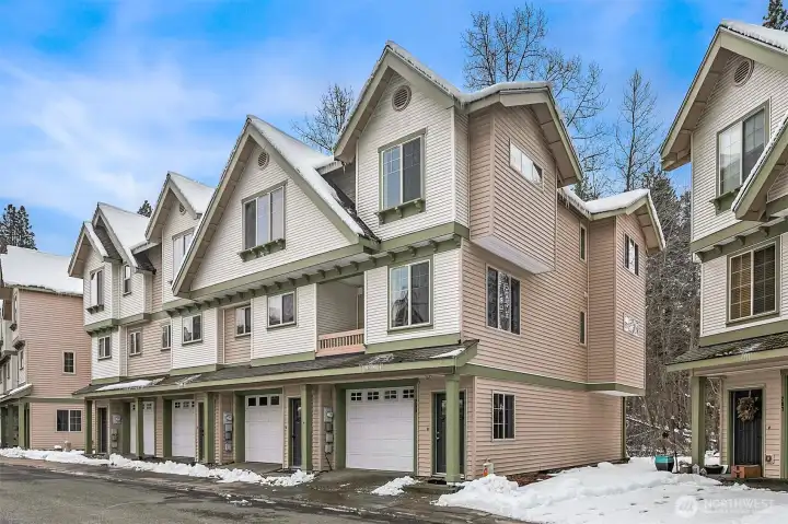 Desirable end unit townhome with private back patio area backed to the greenbelt.  Quiet neighborhood.