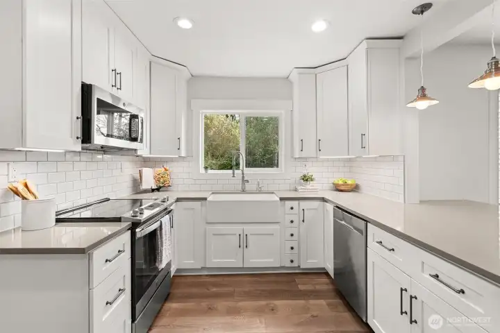 Farmhouse sink and all appliances.