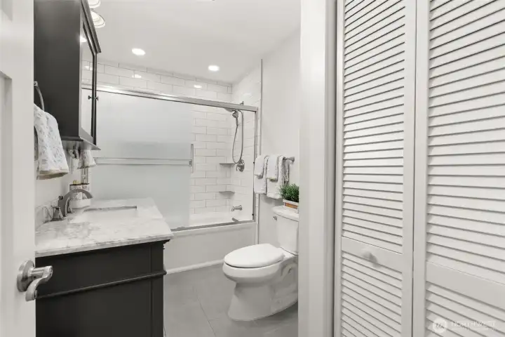 Bathroom with tub/shower combo and linen closet