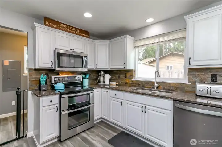 Two corner cabinets have "lazy susan" spinning shelves! Two corner cabinets have "lazy susan" spinning shelves!