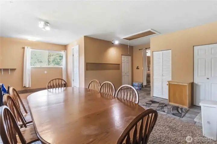 Open & bright family / bonus room. Open & bright family / bonus room.