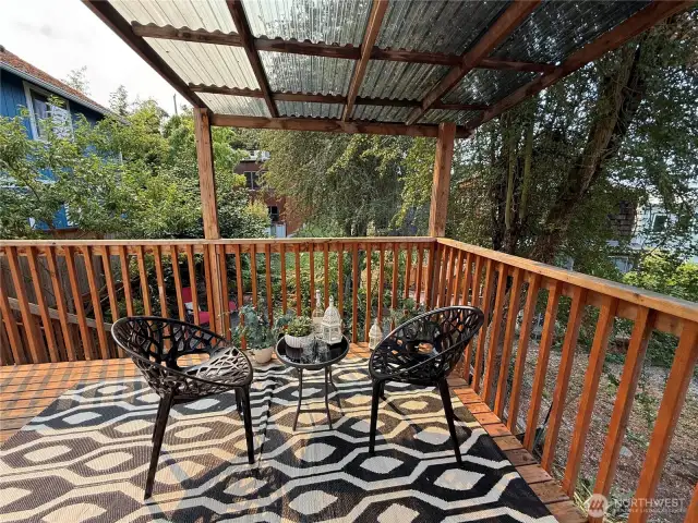 Nice deck off the back.