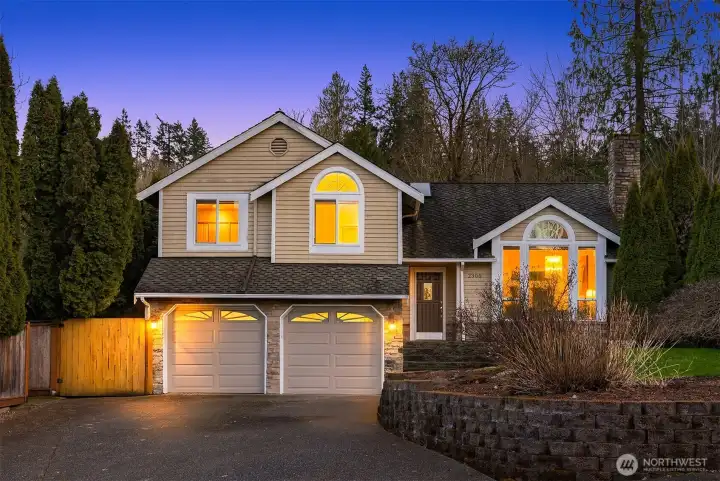 This beautiful Issaquah home is in a dream location; Minutes to I-90, Bellevue and Redmond.