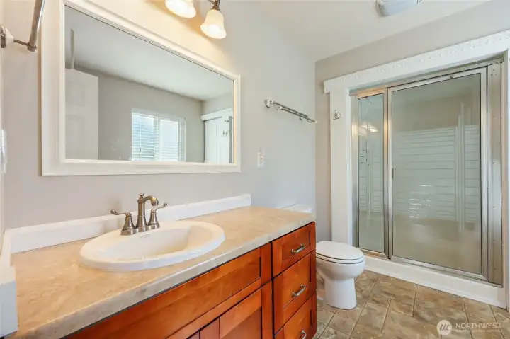 Guest bathroom with shower