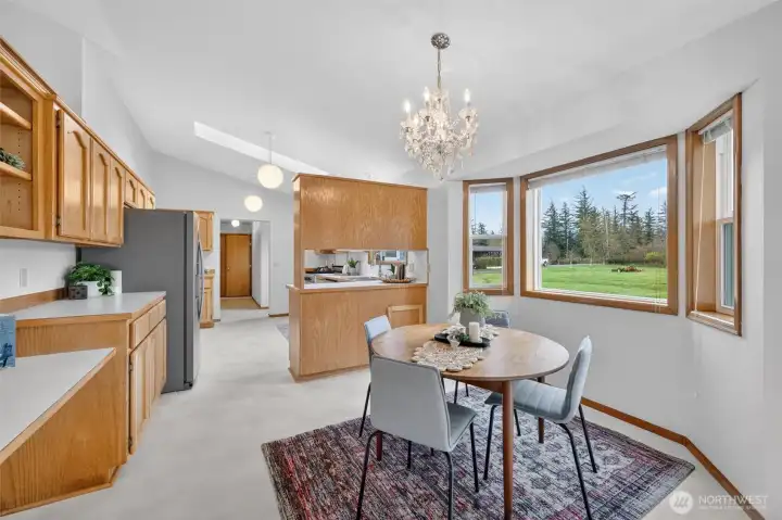 Breakfast eating area overlooking the yard towards the Eastern Mountains.