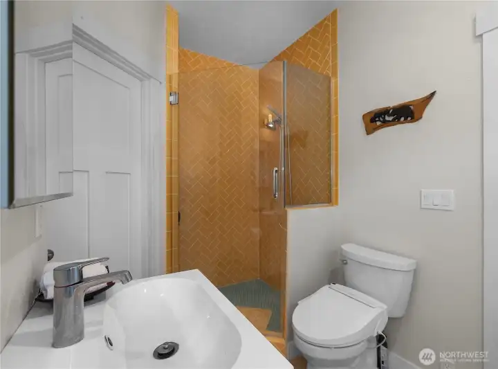 Custom detached building 3/4-bathroom w/tiled Shower & glass door.