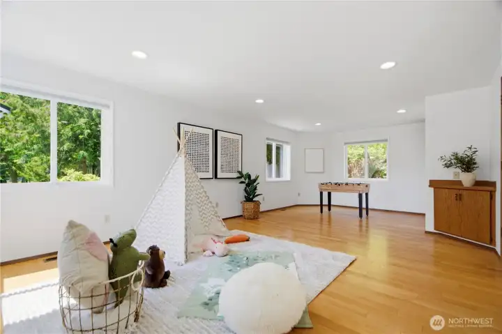 A huge main floor bonus room offers incredible flexibility as a guest suite, gym, media room playroom or office! A huge main floor bonus room offers incredible flexibility as a guest suite, gym, media room playroom or office!