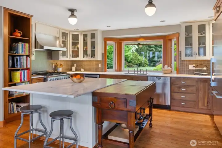 Calacatta marble, professional stainless appliances Calacatta marble, professional stainless appliances