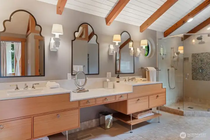 Expansive vanity with make-up station Expansive vanity with make-up station
