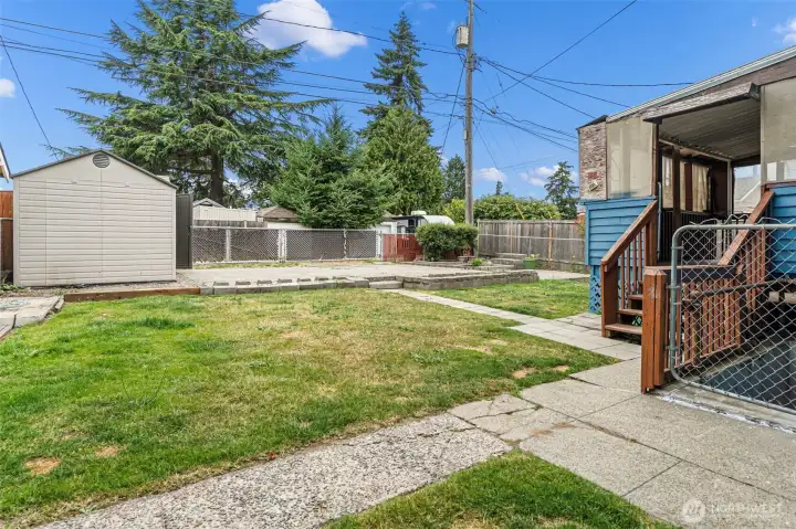 Backyard with outbuilding