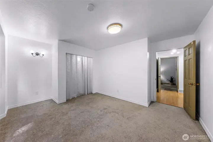 Secondary bedroom.