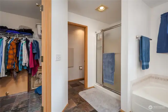 Walk-in closet, separate toilet room