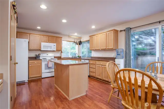 Kitchen & breakfast nook