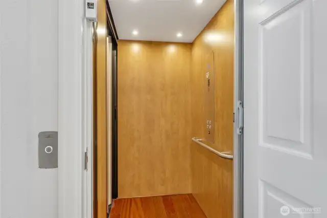 Elevator, servicing 4 floors