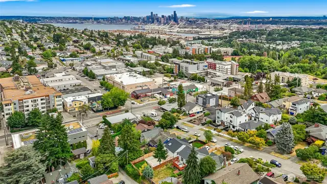 Beautiful Downtown Seattle and Port of Seattle from the front room and Master bedroom