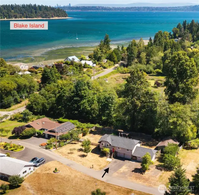 How about a quick jaunt to the waterfront with your canoe or kayak? You could paddle over to Blake Island and maybe even catch some fresh fish or crabs for dinner—all just a stone's throw away from home! Sounds like a great way to spend the day!