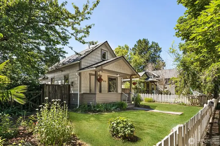 Storybook charm starts at the curb! (The front yard was green at the time of our photos)
