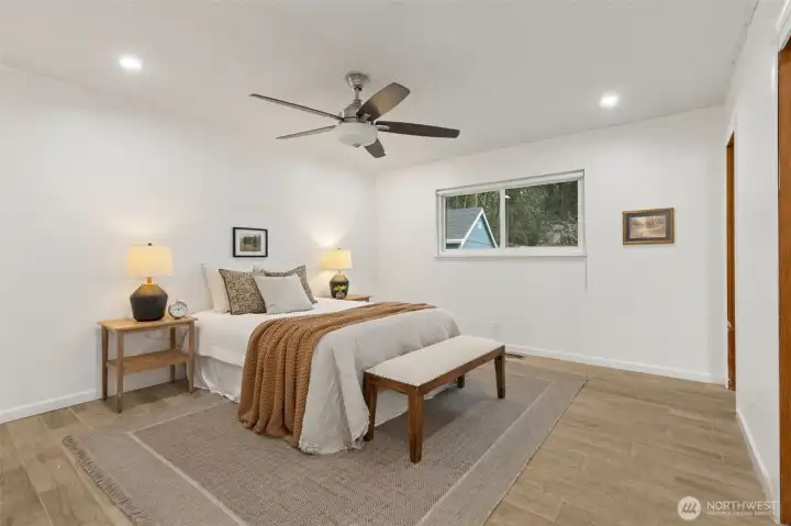 Upstairs 2nd Primary bedroom